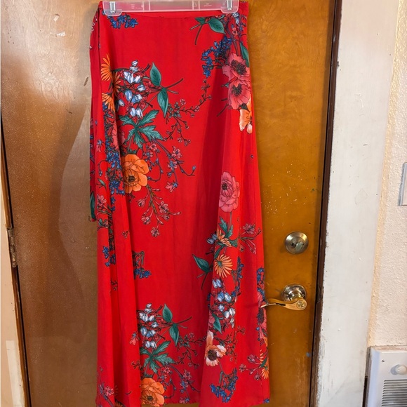 Lulus wrap maxi skirt.   Medium. Red floral - Picture 6 of 7